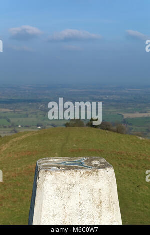 Trig point auf Breidden Hill, Powys, Wales, mit Blick auf die Landschaft auf dem Weg den Hügel hinunter, Stockfoto