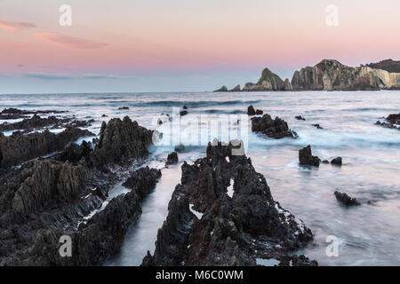 Der Strand von Gueirua, eine beunruhigende Landschaft von scharfen Felsen, die aus dem Meer auftauchen, der vorgibt, von einer anderen Welt zu sein, mit einer beeindruckenden Schönheit ein Stockfoto