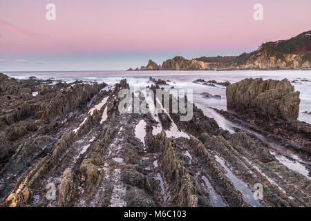 Der Strand von Gueirua, eine beunruhigende Landschaft von scharfen Felsen, die aus dem Meer auftauchen, der vorgibt, von einer anderen Welt zu sein, mit einer beeindruckenden Schönheit ein Stockfoto