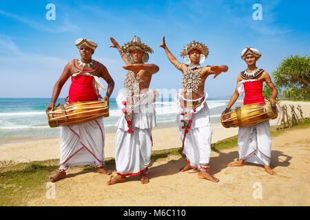 Gruppe von Tänzern in traditionellen Kostümen, Sri Lanka Stockfoto