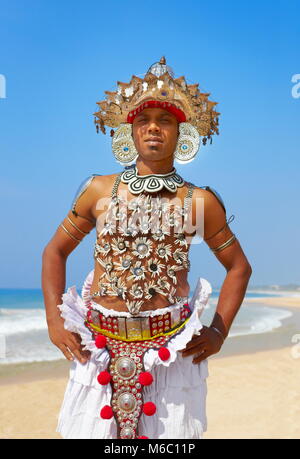 Lokale Tänzer in der traditionellen Tracht gekleidet, Sri Lanka Stockfoto