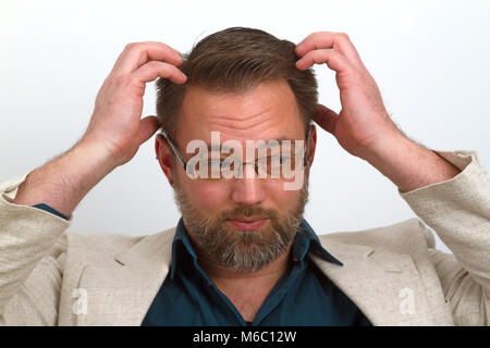 Betont man mit den Händen in sein Gesicht auf hellen Hintergrund Stockfoto