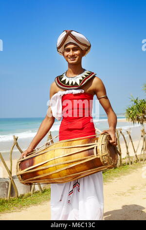 Männliche lokale Musiker in der traditionellen Tracht gekleidet, Sri Lanka Stockfoto