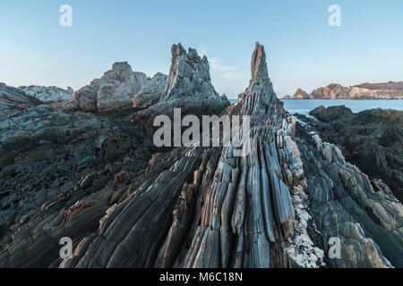 Der Strand von Gueirua, eine beunruhigende Landschaft von scharfen Felsen, die aus dem Meer auftauchen, der vorgibt, von einer anderen Welt zu sein, mit einer beeindruckenden Schönheit ein Stockfoto