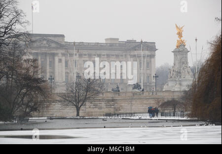 Ein Blick von St. James's Park, Buckingham Palace, London, als extreme Wetterbedingungen fortgesetzt. Stockfoto