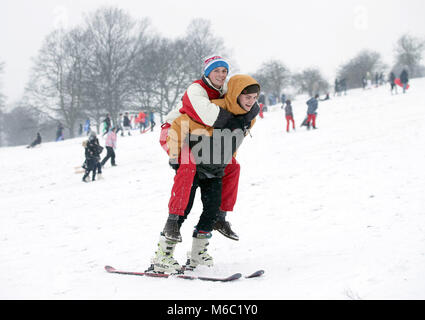 Menschen Skifahren in Primrose Hill in London, als die schweren Wetterbedingungen andauern. Stockfoto