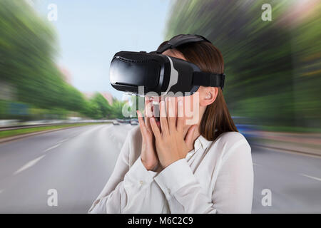 Nahaufnahme von einem erschrockenen jungen Frau mit Virtual Reality Brillen Stockfoto