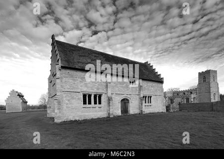 Die Boaz Taubenschlag und Ställe und der hl. Laurentius Kirche, Boaz Dorf, Bedfordshire, England, Großbritannien Stockfoto