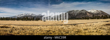 Schneebedeckte San Francisco Peaks nördlich von Flagstaff Arizona Stockfoto