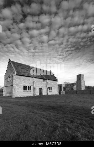 Die Boaz Taubenschlag und Ställe und der hl. Laurentius Kirche, Boaz Dorf, Bedfordshire, England, Großbritannien Stockfoto