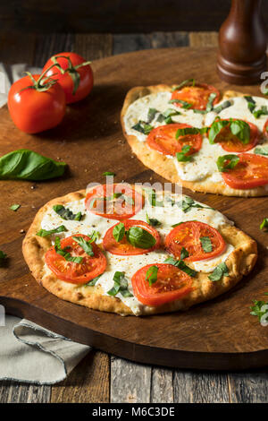Mozarella, Basilikum und Tomaten Fladenbrot PIzza auf Naan Brot Stockfoto