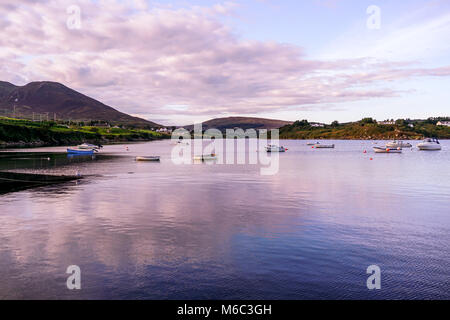 Ein schöner Sonnenuntergang reflektiert die Bucht in der Nähe von Teelin Pier im County Donegal Irland. Stockfoto