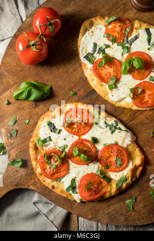 Mozarella, Basilikum und Tomaten Fladenbrot PIzza auf Naan Brot Stockfoto