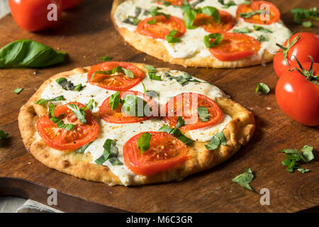 Mozarella, Basilikum und Tomaten Fladenbrot PIzza auf Naan Brot Stockfoto