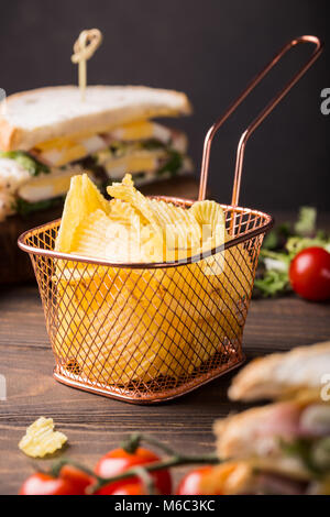 Knusprige Kartoffelchips in Kupfer Warenkorb Stockfoto