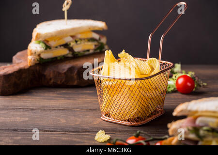 Knusprige Kartoffelchips in Kupfer Warenkorb Stockfoto