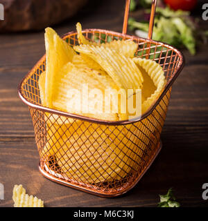 Knusprige Kartoffelchips in Kupfer Warenkorb Stockfoto