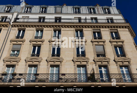 Die typische Fassade des Pariser Gebäude, Frankreich. Stockfoto