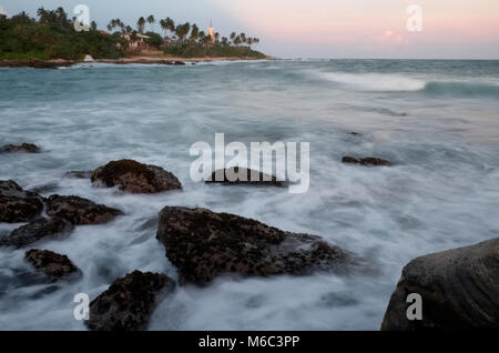 Über einen Strand in Tangalle in Sri Lanka Dämmerung Stockfoto