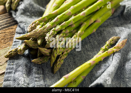 Gesunde organische Grüner Spargel Stiele bereit zu Kochen Stockfoto