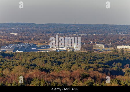 Anzeigen von Farnborough Airport von Caesar's Camp der Eisenzeit Hill fort, die an der Grenze der Grafschaften Surrey und Hampshire im Süden Englands Stockfoto