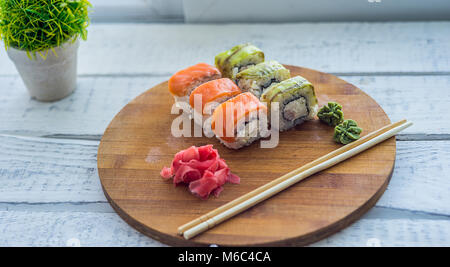 Brötchen, traditionelle japanische Küche, leckeres gesundes Essen, Essen mit Stäbchen, Essen mit einem Fach Stockfoto