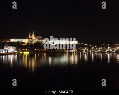 Prag, Tschechische Republik, 16. Februar 2012, der Prager Burg und der Karlsbrücke in der Nacht Stockfoto