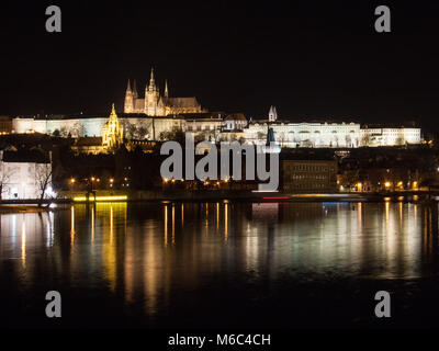 Prag, Tschechische Republik, 16. Februar 2012 Prager Burg Blick über die Moldau in der Nacht Stockfoto