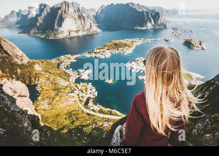 Blonde Frau auf der Spitze des Berges Reinebringen fjord Luftaufnahme in Lofoten norwegen Reisen Wandern lifestyle Konzept Abenteuer outdoor Stockfoto