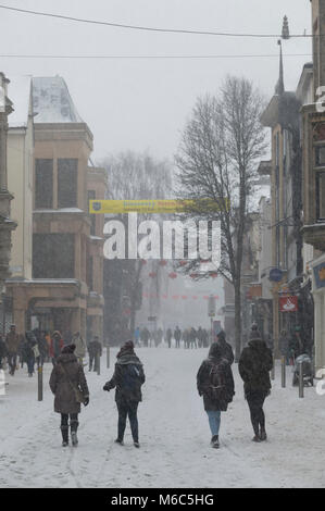 Exeter, Devon, Großbritannien. 1. März 2018. Das Tier aus dem Osten trifft Sturm Emma in Exeter als rote Wetter Warnung ausgegeben wird. Exeter High Street ist unusua Stockfoto