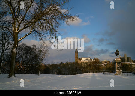 Kelvingrove Park und der Glasgow University nach starkem Schneefall. Stockfoto