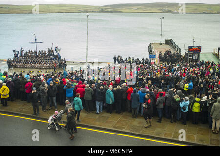 Der Jarl führt seine Viking Squad durch Lerwick für den Morgen Prozession von 2018's Up Helly Aa. Mit: Up helly aa vikings Wo: Lerwick, Großbritannien Wann: 30 Jan 2018 Credit: Euan Kirsche/WENN.com Stockfoto