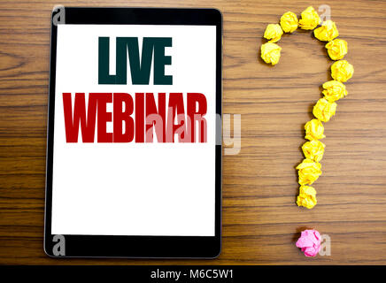Wort, Schrift, Live Webinar. Business Konzept für Business Web E-Learning auf Tablet geschrieben, Hintergrund mit Fragezeichen am Ende. Stockfoto