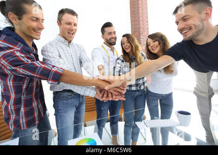Handshake Kollegen in Creative Studio Stockfoto