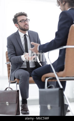 Zwei Geschäftsleute mit Aktentaschen in der Nähe von sich selbst Stockfoto
