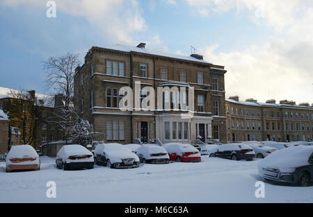 Park Gate Glasgow nach starkem Schneefall. Autos stecken im Schnee. Stockfoto