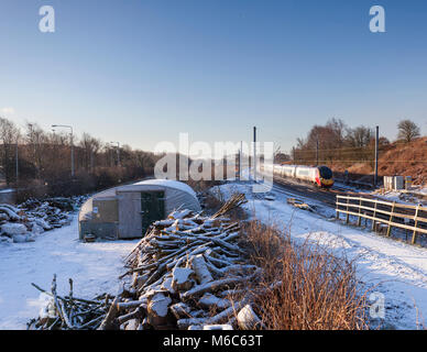 Ein Virgin Trains Westküste pendolino Zug im Schnee auf der West Coast Main Line in der Nähe von Lancaster Stockfoto