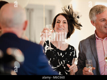 Die Eltern der Braut sind Toasten mit ihrer Tochter und Schwiegersohn am Tag ihrer Hochzeit. Heben Sie Ihre Gläser Champagner. Stockfoto