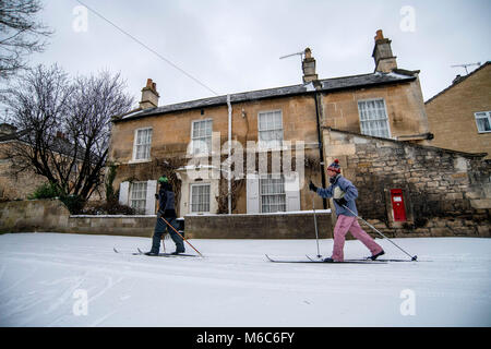 Zwei Mann Cross County Ski durch das Dorf Batheaston in der Nähe von Bath in Somerset nach starkem Schneefall. Tier aus dem Osten, Sturm Emma. Stockfoto