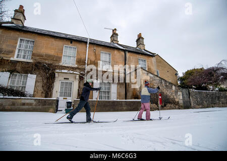 Zwei Mann Cross County Ski durch das Dorf Batheaston in der Nähe von Bath in Somerset nach starkem Schneefall. Tier aus dem Osten, Sturm Emma. Stockfoto