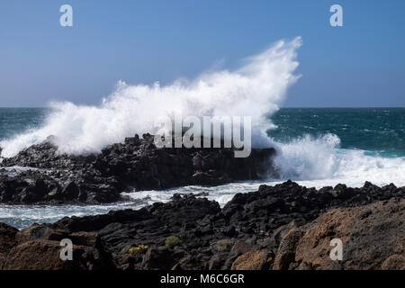 El Palm Mar Spaziergang entlang der Küste mit der rauen See auf den Felsen Winter Wetter in Arona, Teneriffa, Kanarische Inseln brechen Stockfoto