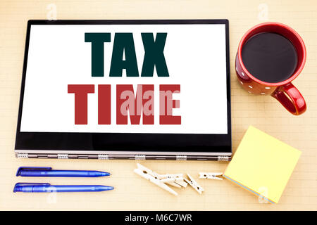 Hand schreiben Bildunterschrift inspiration Übersicht Steuer Zeit. Business Konzept für Steuern Finanzen Erinnerung Stockfoto