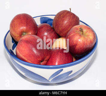 Schüssel mit Gala Äpfel Stockfoto