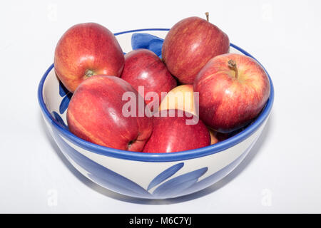 Schüssel mit Gala Äpfel Stockfoto