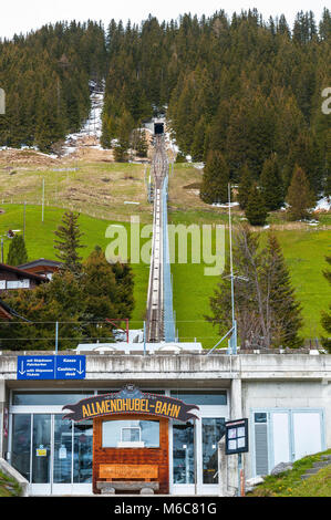 Heben Sie für Skifahrer in Mürren Dorf auf dem Weg zum Schilthorn Peak. Schweiz Stockfoto