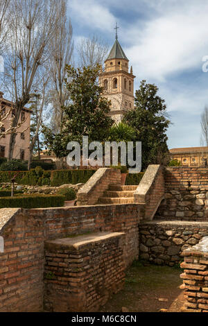 Turm der Iglesia de Santa María, aus dem Bereich des Palastes von Yusuf III, La Alhambra, Granada, Andalusien, Spanien Stockfoto