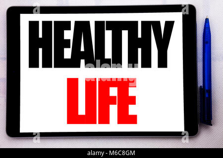 Konzeptionelle Hand schreiben Bildunterschrift inspiration, gesundes Leben. Business Konzept für gute Gesundheit essen auf Tablet-PC auf dem weißen b geschrieben Stockfoto