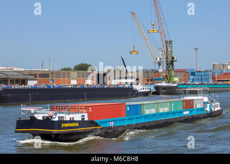 Antwerpen, Belgien - Apr 9, 2013: Binnenschiff Schiff Container im Hafen von Antwerpen. Stockfoto