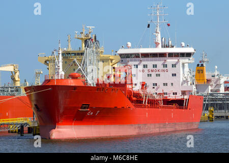 Öltanker günstig an ein Terminal im Hafen von Antwerpen. Stockfoto