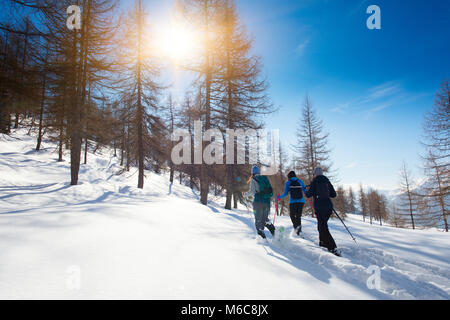 Spaziergang an der frischen Schnee mit den Schneeschuhen von drei Freundinnen. Stockfoto